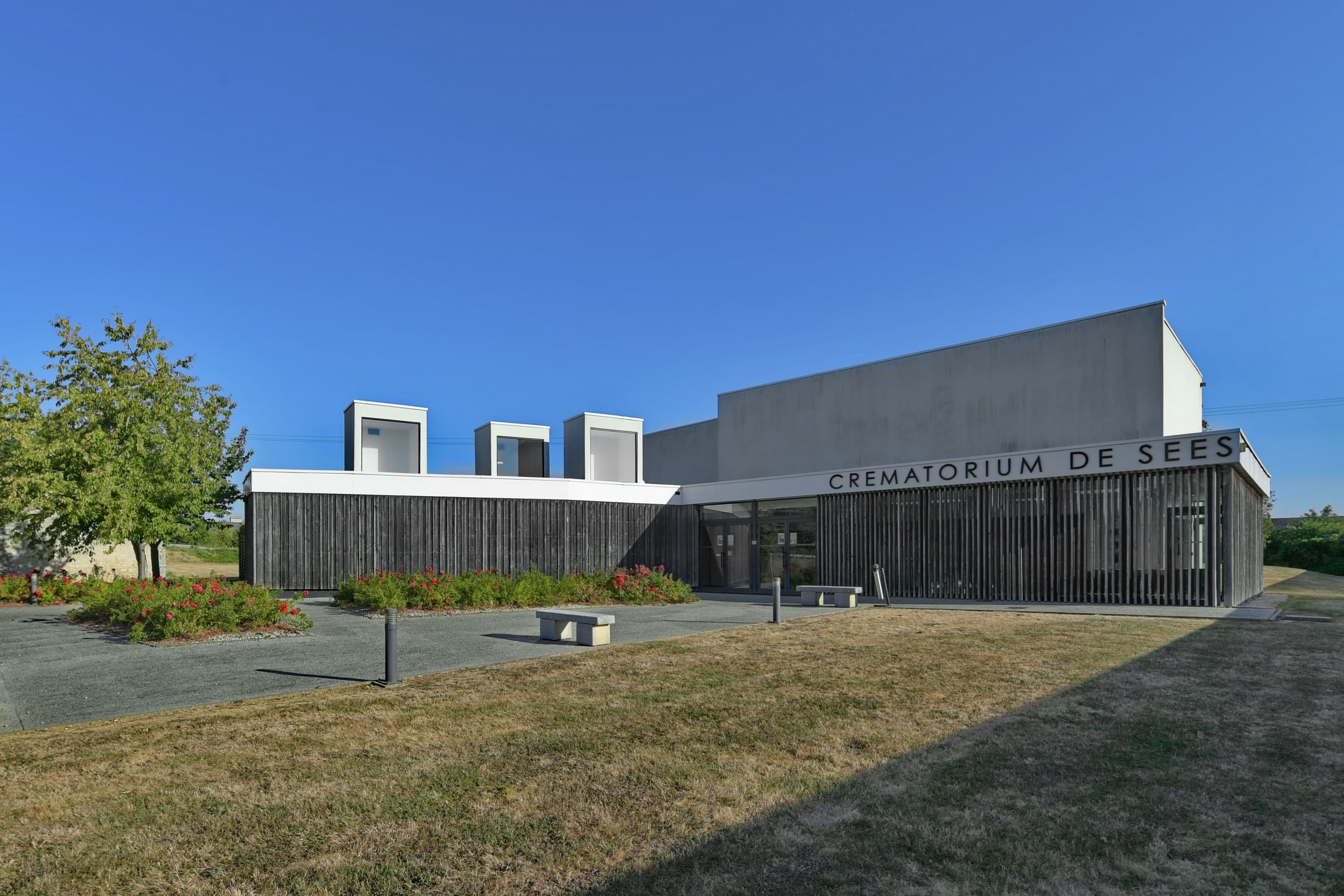Façade du crématorium de Sées